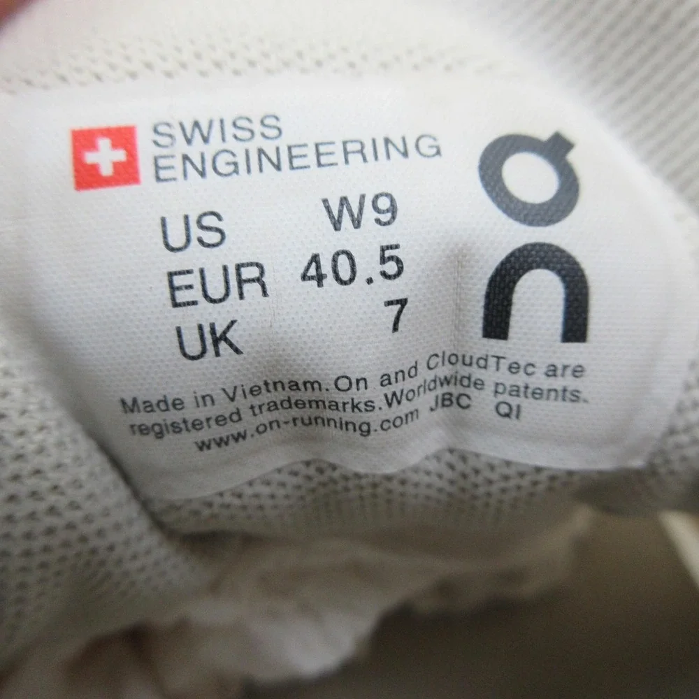 On Cloud Shoes Womens Size 9 White CloudTec Running Sneakers Athletic Cushioned
